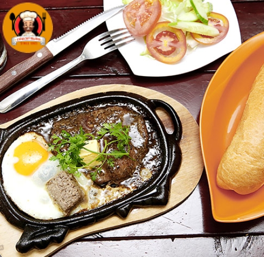 Bò bittet bánh mì trứng ốp la